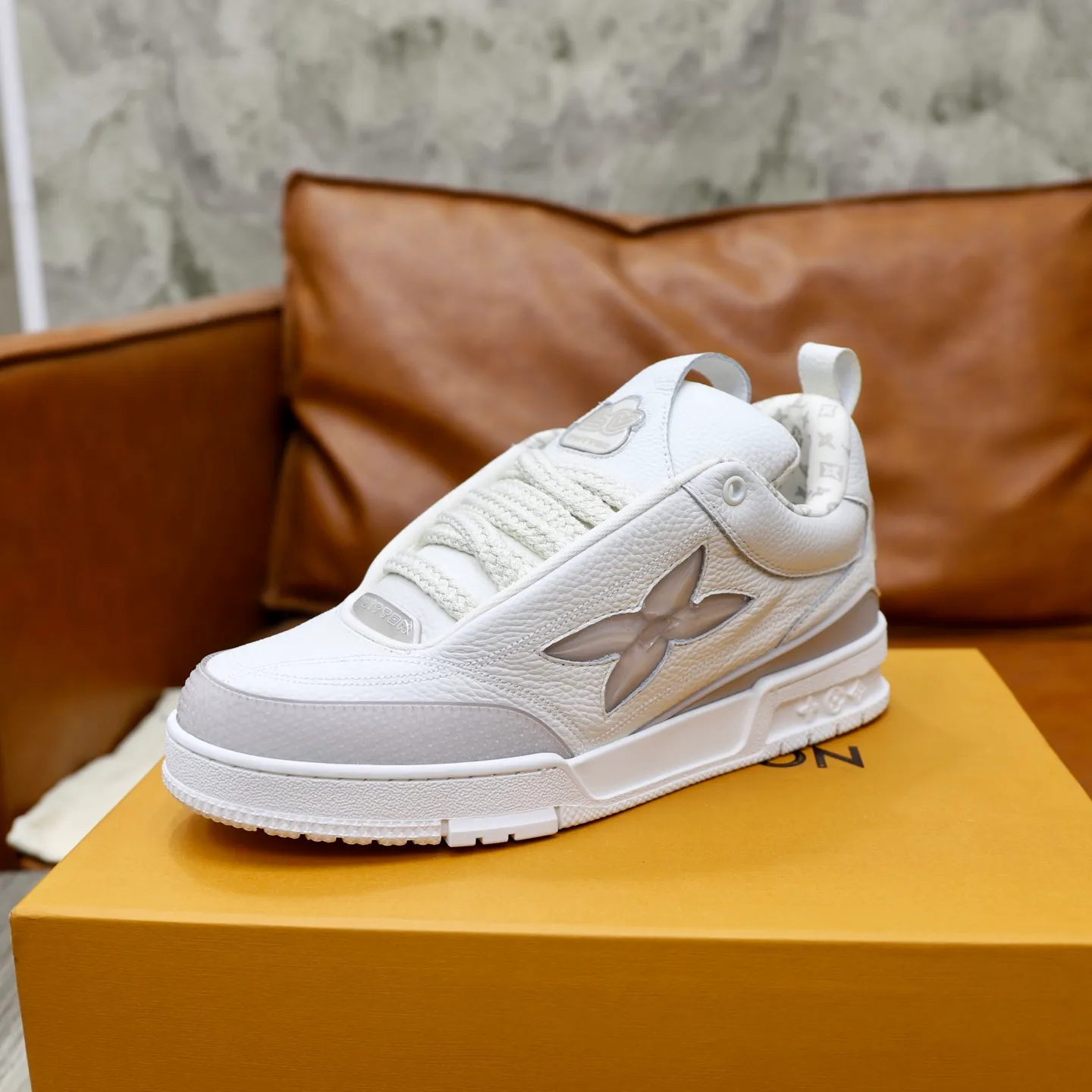 Men's shoes 💰: 860💰 LV Louis Vuitton TRAINER new sneakers are shipped. Louis Vuitton men's artistic director Virgil Abloh took inspiration to create this LV Trainer sneaker. Yingze crystal inlays present a colorful effect, with two gorgeous effect colors to choose from. The LV diamond letter logo badge on the tongue is gorgeous and noble. The LV letters are decorated on the side. The outsole is decorated with a Monogram flower pattern. It shows the trend of elegance and nobility! Men's model: 39-44 (38, 45, 46 customized)